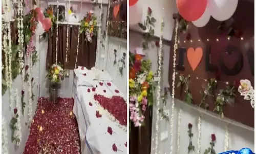 Video: गुलाब की पंखुड़ियों और गुब्बारों से सजा ट्रेन का कोच, वायरल वीडियो के बाद TC पर गिरी गाज